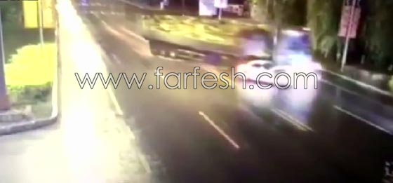 فيديو مروع.. سيارة صغيرة تتسبب بتصادم شاحنتين كبيرتين صورة رقم 4