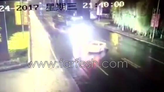 فيديو مروع.. سيارة صغيرة تتسبب بتصادم شاحنتين كبيرتين صورة رقم 5