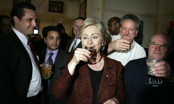 بالفيديو.. هيلاري كلينتون عاشقة الكحول كادت أن تصبح زعيمة العالم صورة رقم 11