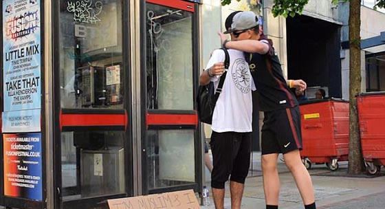 !شاب يقف معصوب العينين ويحمل لافتة (أنا مسلم، عانقني إن كنت تثق بي) صورة رقم 3