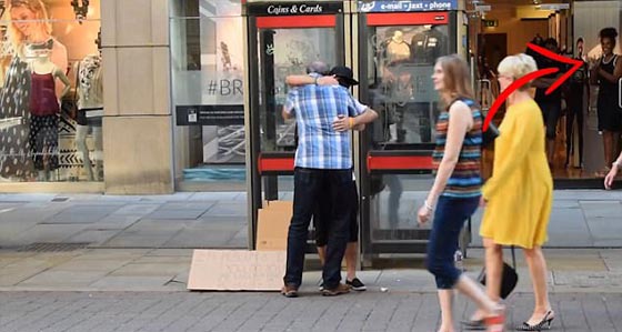 !شاب يقف معصوب العينين ويحمل لافتة (أنا مسلم، عانقني إن كنت تثق بي) صورة رقم 4