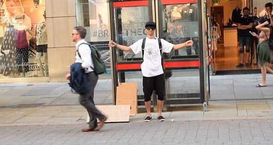 !شاب يقف معصوب العينين ويحمل لافتة (أنا مسلم، عانقني إن كنت تثق بي) صورة رقم 5