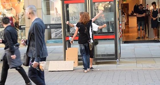 !شاب يقف معصوب العينين ويحمل لافتة (أنا مسلم، عانقني إن كنت تثق بي) صورة رقم 1