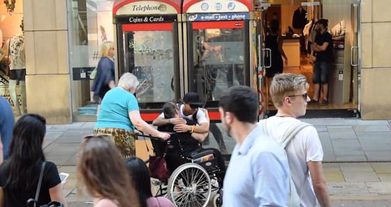 !شاب يقف معصوب العينين ويحمل لافتة (أنا مسلم، عانقني إن كنت تثق بي) صورة رقم 2