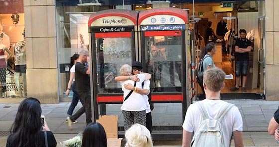 !شاب يقف معصوب العينين ويحمل لافتة (أنا مسلم، عانقني إن كنت تثق بي) صورة رقم 6