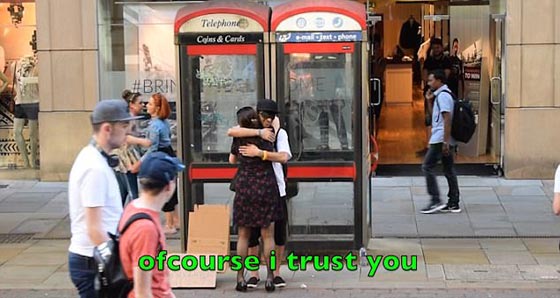 !شاب يقف معصوب العينين ويحمل لافتة (أنا مسلم، عانقني إن كنت تثق بي) صورة رقم 7