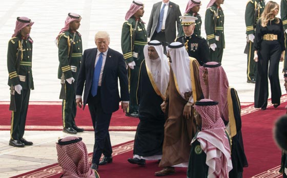 الرئيس الأمريكي ترامب عن دول الخليج .. لن نجعلهم يعيشون ملوكا ونحن لا صورة رقم 8