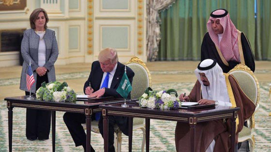 الرئيس الأمريكي ترامب عن دول الخليج .. لن نجعلهم يعيشون ملوكا ونحن لا صورة رقم 12