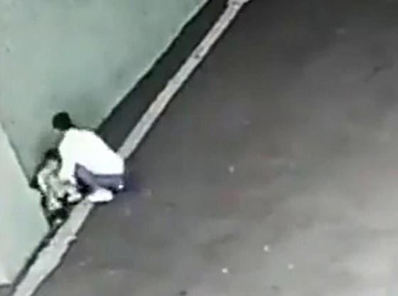 بالفيديو.. أم صينية بلا رحمة تترك طفلها في مواجهة الموت صورة رقم 1