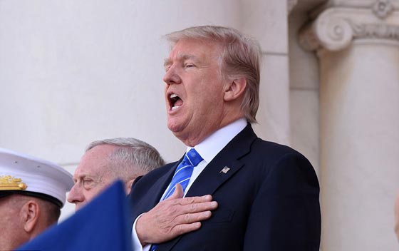 بالفيديو.. ترامب يرقص ويتمايل أثناء عزف النشيد الوطني الأمريكي صورة رقم 2