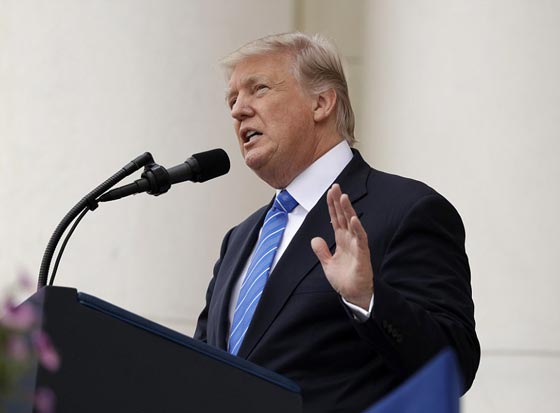 بالفيديو.. ترامب يرقص ويتمايل أثناء عزف النشيد الوطني الأمريكي صورة رقم 3