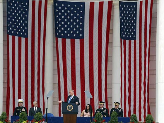 بالفيديو.. ترامب يرقص ويتمايل أثناء عزف النشيد الوطني الأمريكي صورة رقم 4