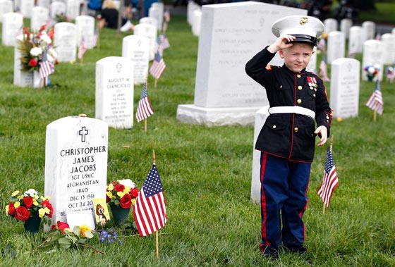 بالفيديو.. ترامب يرقص ويتمايل أثناء عزف النشيد الوطني الأمريكي صورة رقم 5
