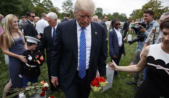 بالفيديو.. ترامب يرقص ويتمايل أثناء عزف النشيد الوطني الأمريكي صورة رقم 8