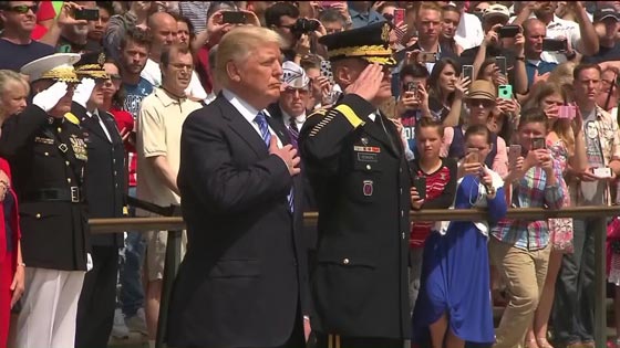 بالفيديو.. ترامب يرقص ويتمايل أثناء عزف النشيد الوطني الأمريكي صورة رقم 9