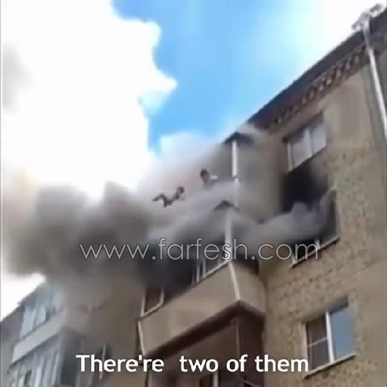 فيديو مثير.. اب ينقذ افراد اسرته من النيران بالقائهم من الطابق الخامس صورة رقم 1