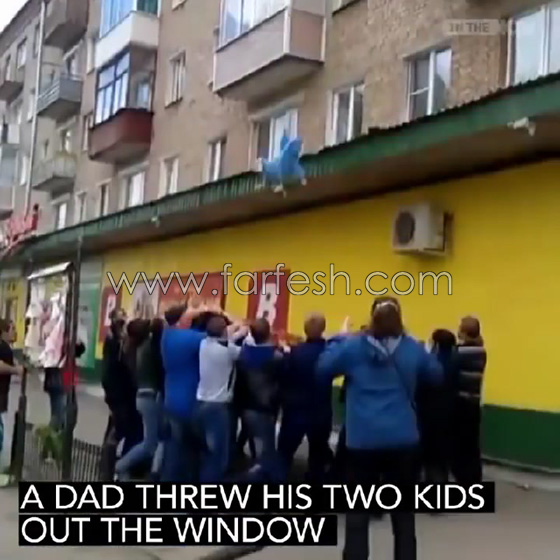 فيديو مثير.. اب ينقذ افراد اسرته من النيران بالقائهم من الطابق الخامس صورة رقم 3