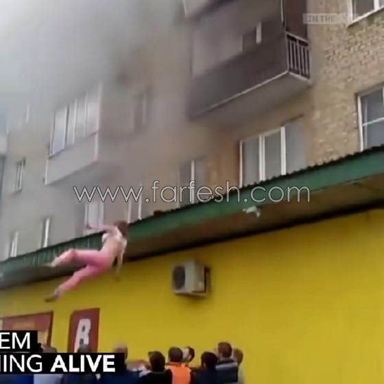 فيديو مثير.. اب ينقذ افراد اسرته من النيران بالقائهم من الطابق الخامس صورة رقم 5