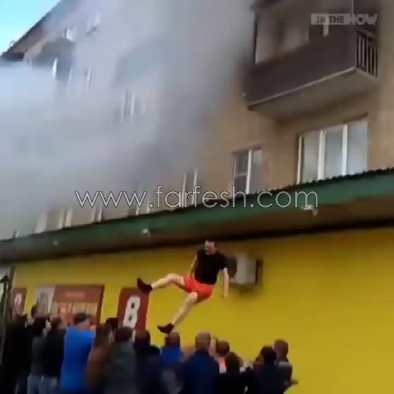 فيديو مثير.. اب ينقذ افراد اسرته من النيران بالقائهم من الطابق الخامس صورة رقم 6