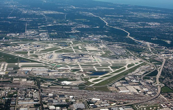 فيديو مرعب.. طائر ارتطم بطائرة ركاب فاشتعلت النار بمحركها صورة رقم 4