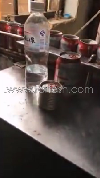  فيديو صادم.. عمال مصنع يعبئون علب البيرة بأيديهم من وعاء بلاستيكي صورة رقم 2