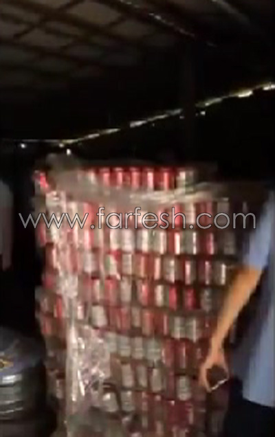  فيديو صادم.. عمال مصنع يعبئون علب البيرة بأيديهم من وعاء بلاستيكي صورة رقم 3