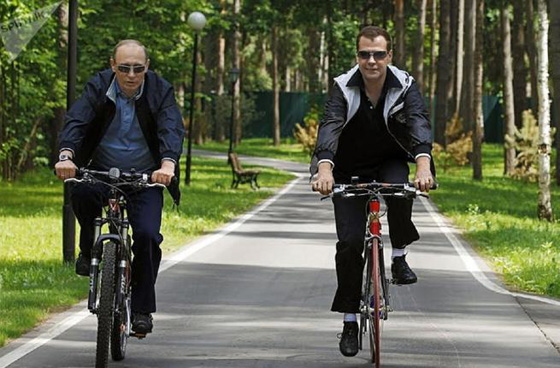 بالصور.. كبار سياسيي العالم فوق دراجاتهم  صورة رقم 1