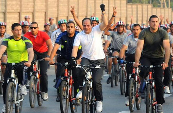 بالصور.. كبار سياسيي العالم فوق دراجاتهم  صورة رقم 7