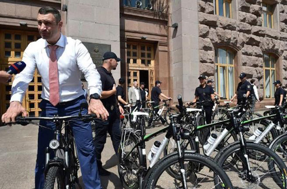 بالصور.. كبار سياسيي العالم فوق دراجاتهم  صورة رقم 8