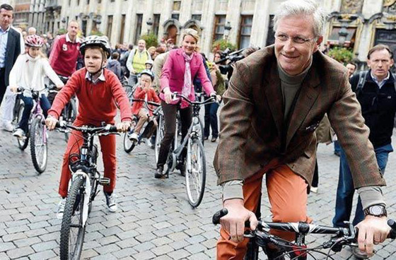 بالصور.. كبار سياسيي العالم فوق دراجاتهم  صورة رقم 11