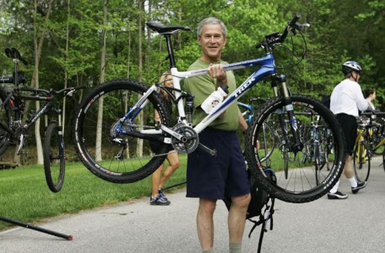 بالصور.. كبار سياسيي العالم فوق دراجاتهم  صورة رقم 14