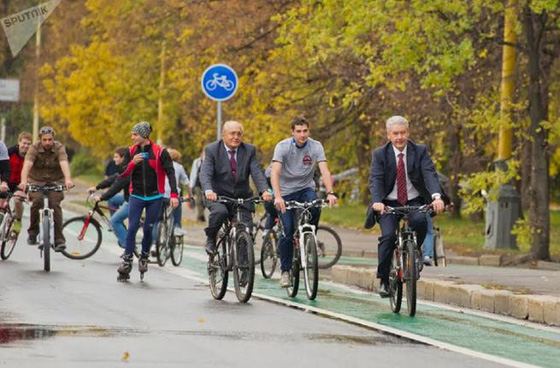 بالصور.. كبار سياسيي العالم فوق دراجاتهم  صورة رقم 15