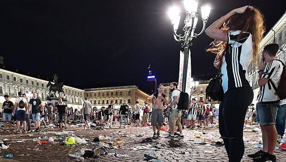 ايطاليا: الخوف من قنبلة صوتية يسبب بسقوط 600 جريح صورة رقم 16