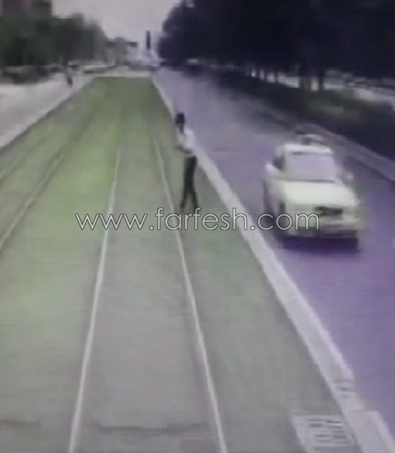 بالفيديو.. رجل انشغل بهاتفه فصدمه الترام صورة رقم 1