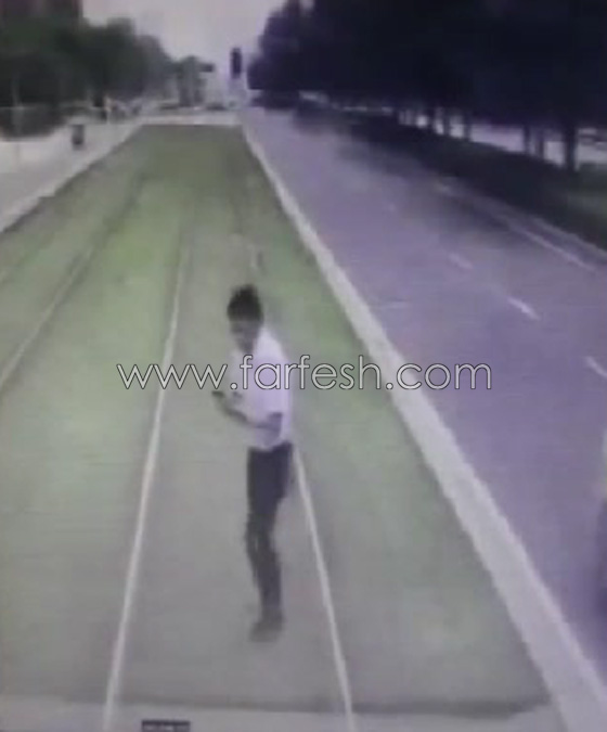 بالفيديو.. رجل انشغل بهاتفه فصدمه الترام صورة رقم 2