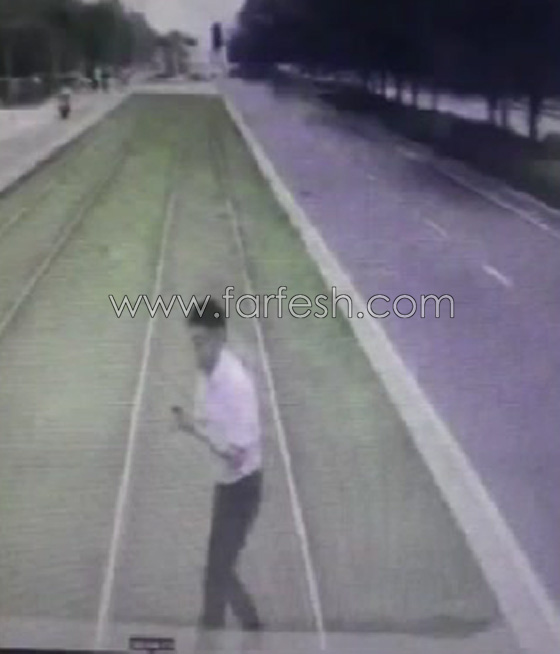 بالفيديو.. رجل انشغل بهاتفه فصدمه الترام صورة رقم 3