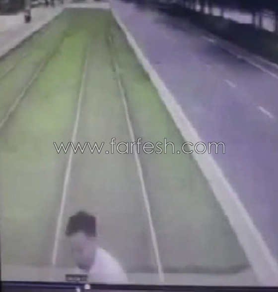 بالفيديو.. رجل انشغل بهاتفه فصدمه الترام صورة رقم 4
