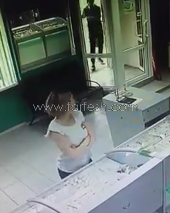 عاملة شجاعة خاطرت بحياتها لمنع سرقة متجر مجوهرات.. فيديو صورة رقم 2