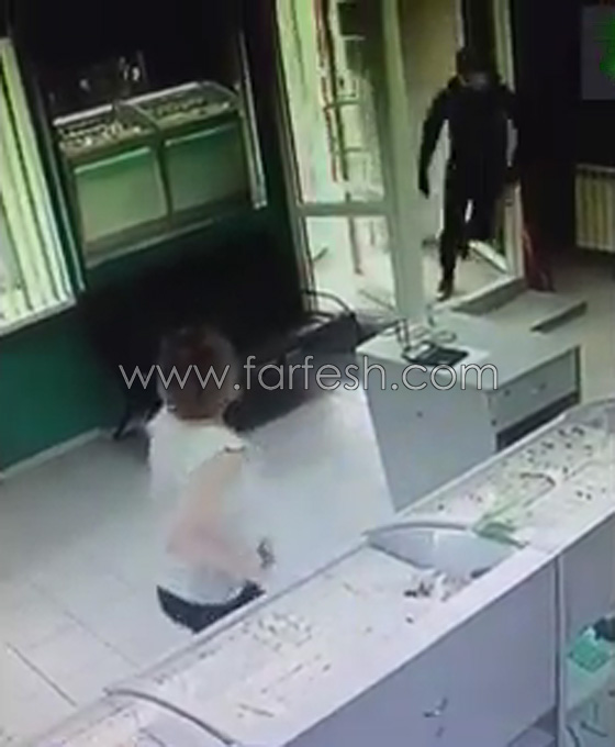 عاملة شجاعة خاطرت بحياتها لمنع سرقة متجر مجوهرات.. فيديو صورة رقم 3