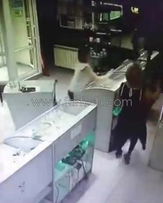 عاملة شجاعة خاطرت بحياتها لمنع سرقة متجر مجوهرات.. فيديو صورة رقم 4