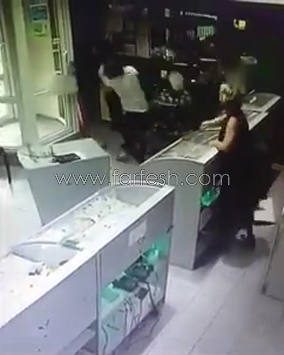 عاملة شجاعة خاطرت بحياتها لمنع سرقة متجر مجوهرات.. فيديو صورة رقم 5