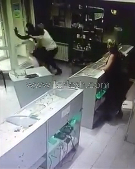 عاملة شجاعة خاطرت بحياتها لمنع سرقة متجر مجوهرات.. فيديو صورة رقم 6