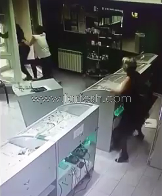 عاملة شجاعة خاطرت بحياتها لمنع سرقة متجر مجوهرات.. فيديو صورة رقم 7