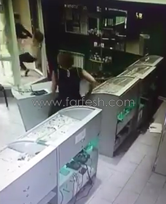 عاملة شجاعة خاطرت بحياتها لمنع سرقة متجر مجوهرات.. فيديو صورة رقم 8