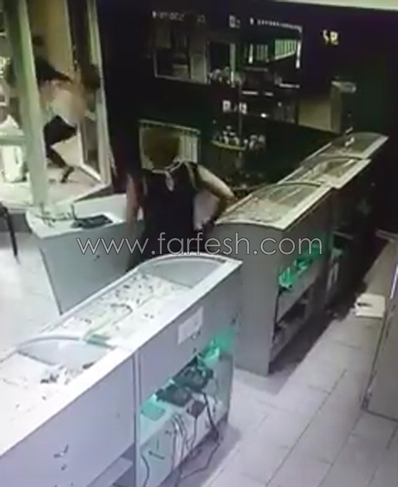 عاملة شجاعة خاطرت بحياتها لمنع سرقة متجر مجوهرات.. فيديو صورة رقم 9