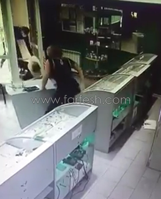 عاملة شجاعة خاطرت بحياتها لمنع سرقة متجر مجوهرات.. فيديو صورة رقم 10