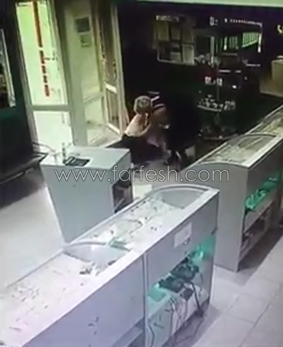 عاملة شجاعة خاطرت بحياتها لمنع سرقة متجر مجوهرات.. فيديو صورة رقم 11