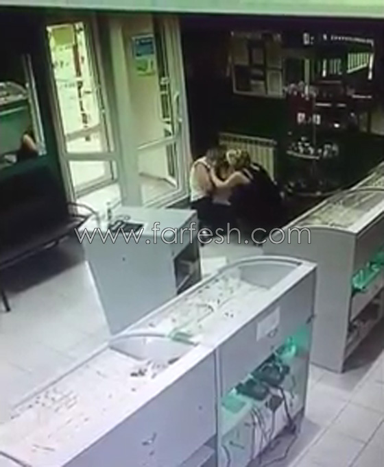 عاملة شجاعة خاطرت بحياتها لمنع سرقة متجر مجوهرات.. فيديو صورة رقم 12