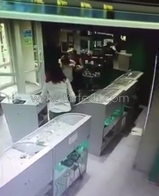 عاملة شجاعة خاطرت بحياتها لمنع سرقة متجر مجوهرات.. فيديو صورة رقم 13
