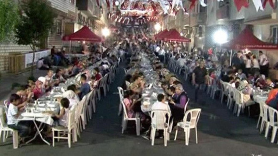 قرية تركية يجتمع أهلها منذ سنوات على مائدة إفطار واحدة صورة رقم 1